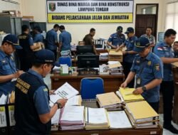 DALAMI DUGAAN PENYIMPANGAN PROYEK JALAN RP14,9 MILIAR, KEJARI LAMPUNG TENGAH GELEDAH DAN SITA DOKUMEN DI KANTOR BMBK