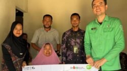 RSHB dan IZI Salurkan Bantuan Kursi Roda untuk Ibu Sarmanah Di Desa Buyut Udik
